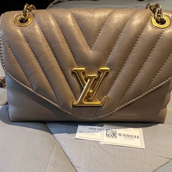 New Wave Chain Bag NM Quilted Leather MM - Picture 3 of 13